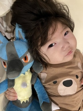  1歳を超えても、首はまだ座っていない