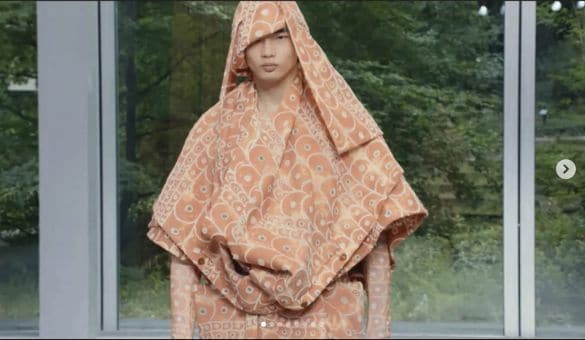 195cm長身、規格外な20歳モデルの“誰もが知る母親”とは。すでに日本を代表するモデルに