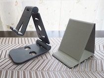 無印vsダイソー「スマホスタンド」を使い比べた結果。値段は“8倍”だけど、使い心地は