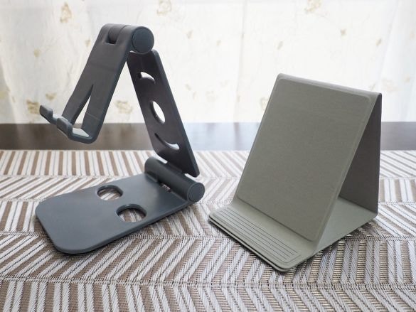 無印vsダイソー「スマホスタンド」を使い比べた結果。値段は“8倍”だけど、使い心地は