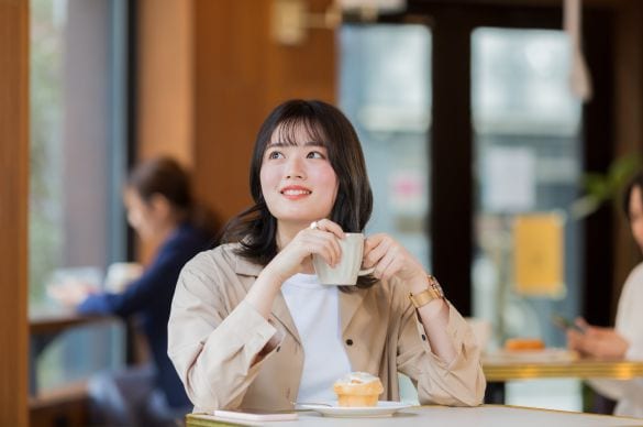若い女性 カフェ　一息