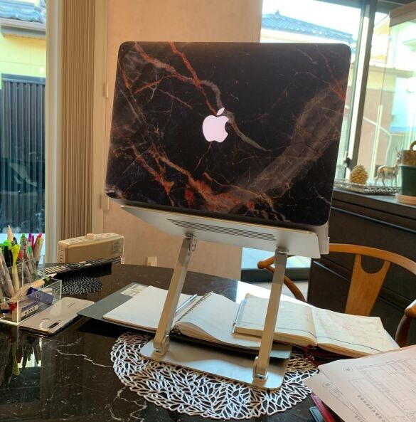  ノートパソコンスタンド。姿勢を正して、目線まであげて使用