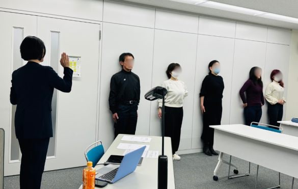  ハローワークでの第一印象セミナーにて。みんなで壁立に挑戦