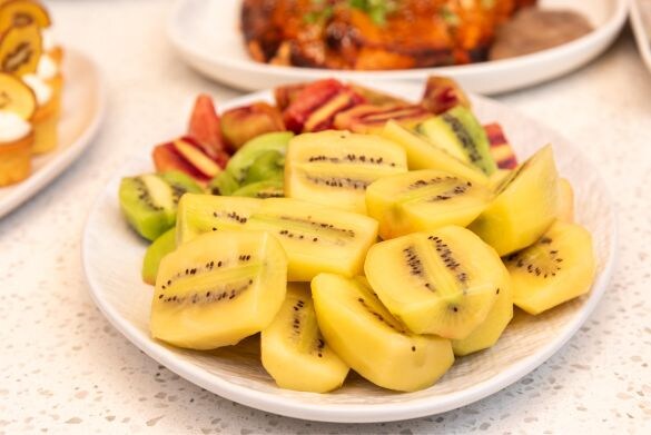 現在はグリーンキウイのほか、黄色の果肉のサンゴールドキウイや赤い果肉のルビーレッドが日本国内では主に流通している