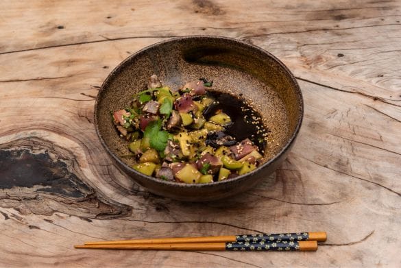  炙りマグロのグリーンキウイとキュウリ和え