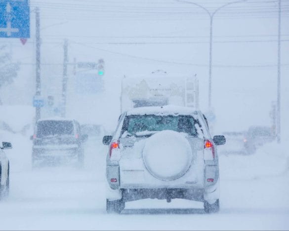 豪雪地帯での運転を甘くみていた20代女性。助けにきた警察官が驚いたワケ/びっくり体験人気記事BEST