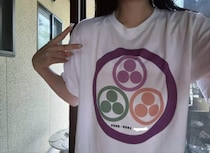 「おもろすぎるww」「ロックバンドなの？」親戚の一周忌でオリジナルTシャツが配られた本人を直撃