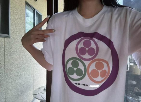 「おもろすぎるww」「ロックバンドなの?」親戚の一周忌でオリジナルTシャツが配られた本人を直撃