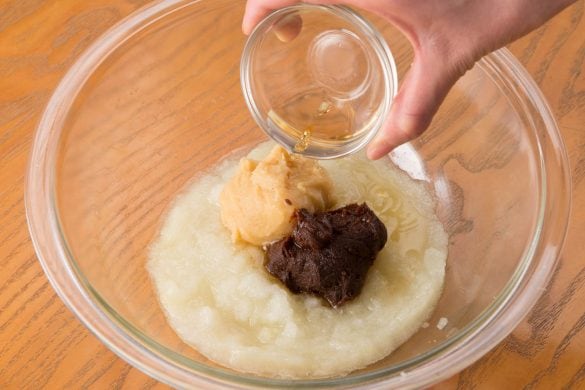 作り方2／おろし玉ねぎ、赤みそ、白みそ、りんご酢