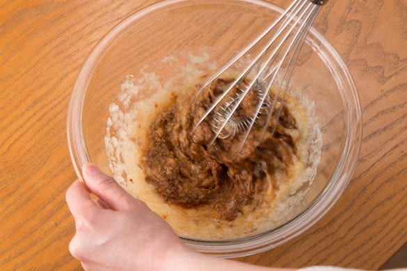 作り方2／おろし玉ねぎ、赤みそ、白みそ、りんご酢