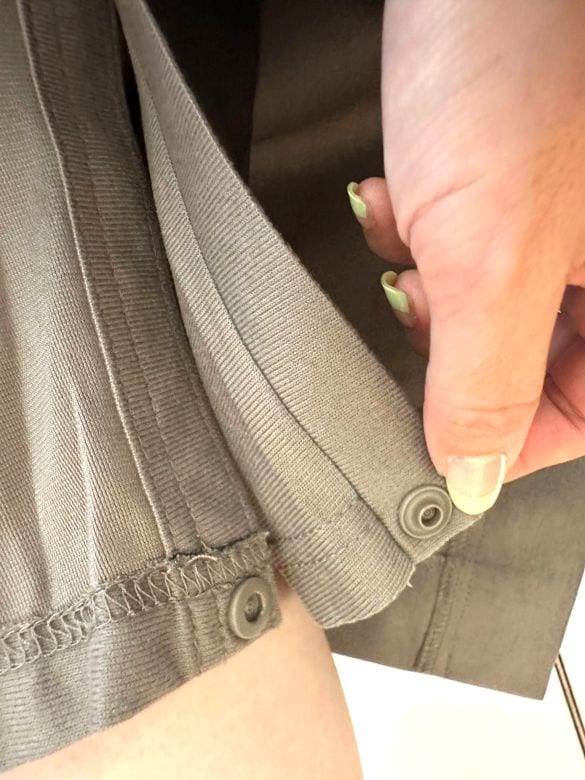  トイレでは裏地のボタンをはずせばOK