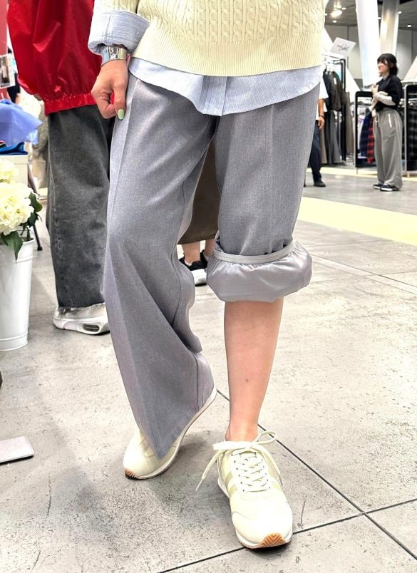  トイレでは、ゴム付き裏地をくるんと巻き上げられる