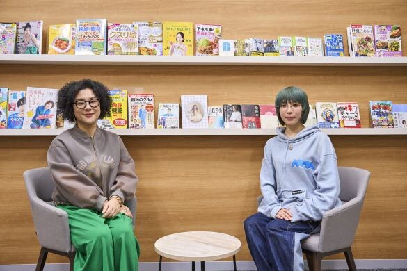  ジェーン・スーさん（左）と角由紀子さん（右）