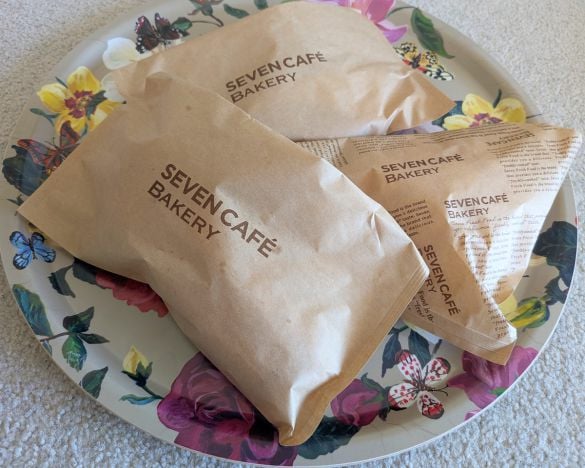  焼き立てパンは専用の紙袋に入れて提供される。デザインがシンプルでオシャレ