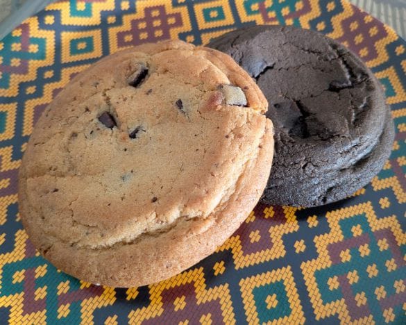  左から、「お店で焼いたチョコクッキー」200円、「お店で焼いたブラッククッキー」260円