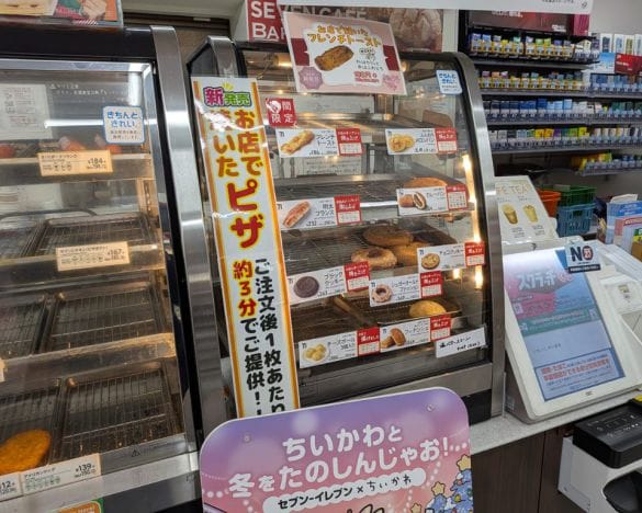  焼き立てパンはホットスナックの隣に並んでいる