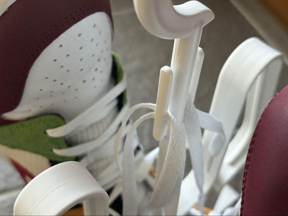 カインズ「吊るしても立たせても干せるシューズハンガー」