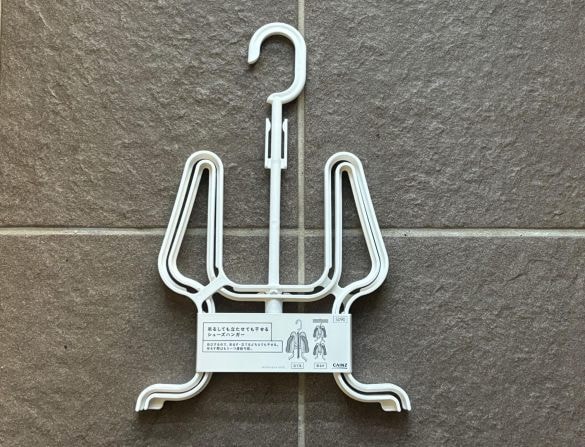 カインズ「吊るしても立たせても干せるシューズハンガー」