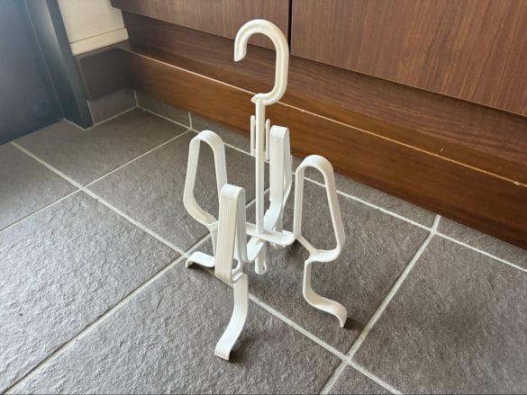 カインズ「吊るしても立たせても干せるシューズハンガー」