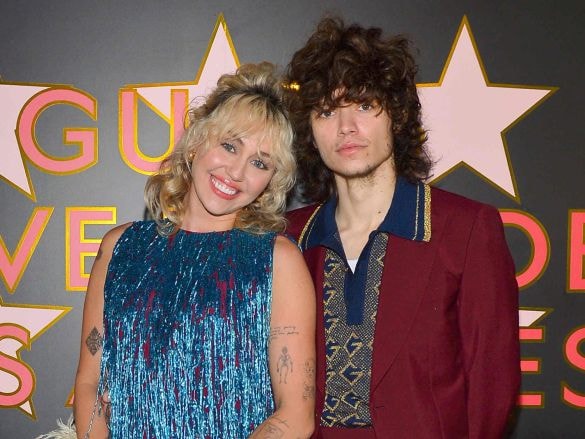  結婚に向け一歩踏み出したマイリ―・サイラス（左）とマックス・モランド（右）