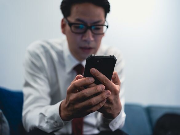 スマホを見る男性