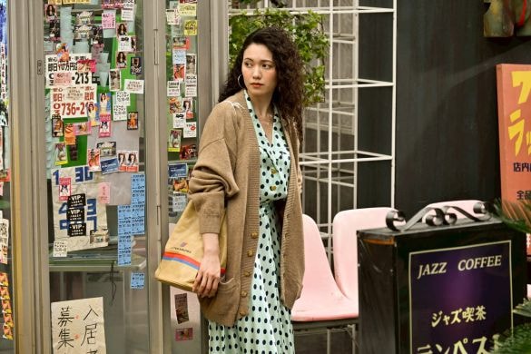  1980年代の電話ボックスに貼られていた、テレクラなどのピンクチラシも再現