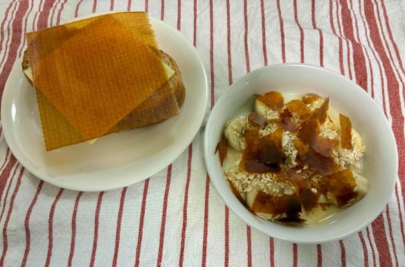  オートミールとバナナ入りヨーグルト（右）＆チーズをのせたライ麦パン（左）にトマトのシートをトッピング