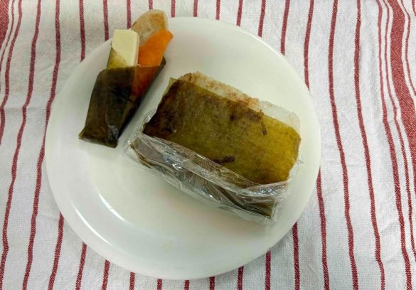  ほうれん草のシートを巻いたおにぎらず（右）＋笹かま・チーズ・ニンジン（左）