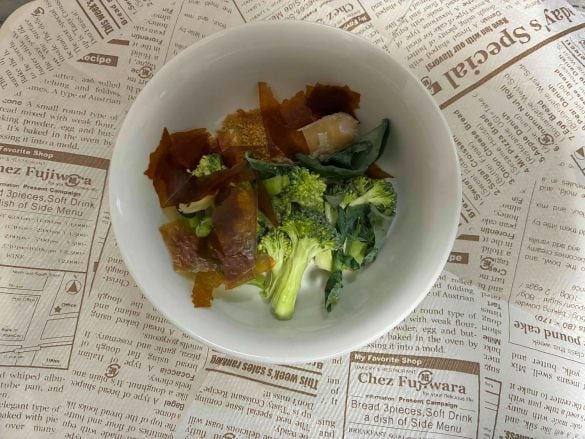  ブロッコリー、ソーセージ、コンソメ、トマトのシートに水（約200ml弱）を加えてチン