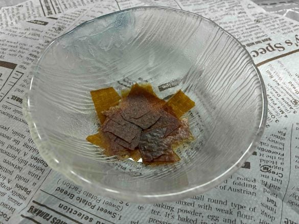  乾燥した野菜シートを水やお湯で溶かし…