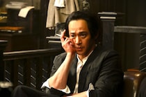 筋肉ムキムキすぎ？小栗旬が蜷川幸雄役をやった深い意味と、2人の知られざるエピソード ｜ドラマ『もしがく』