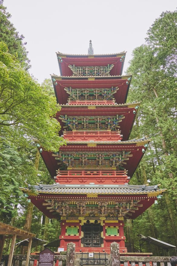  東照宮の表参道付近にそびえる五重塔