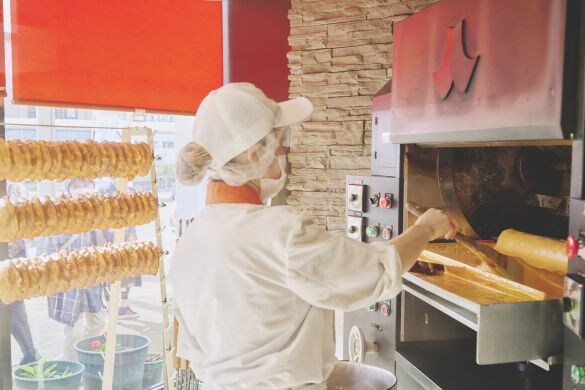  店内で一層一層丁寧に焼き上げたバウムクーヘン