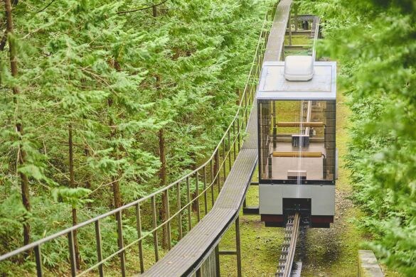  施設入り口からホテル棟までをつなぐスロープカー