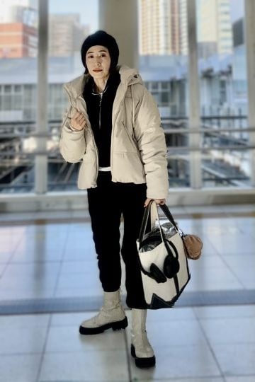  ユニクロのボアスウェットパンツ（キッズ160）をはいた筆者。ちょっと違うアイテムですが、コーデのご参考に