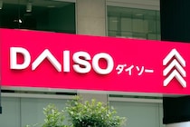 もう旅先で「あれどこに入れたっけ？」と困らない！ ダイソー“550円の万能ポーチ”で旅の快適さが爆上がりした理由