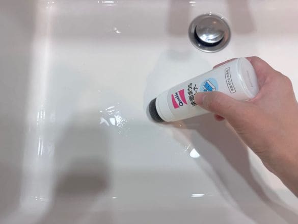 クリーナーを洗面台に塗る様子