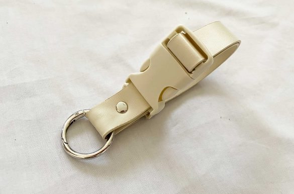  バッグに取り付けるカラビナ内側の直径は約2.5cm