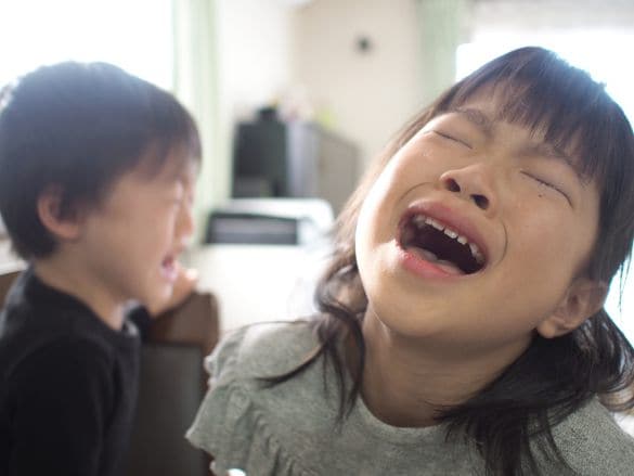 大泣きする子供たち