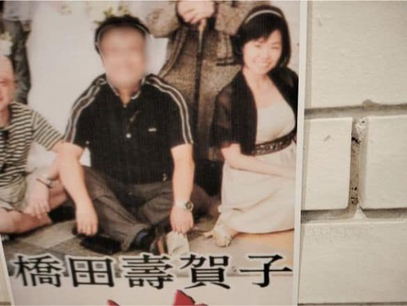  壁に貼られていた、結婚式のシーンでの集合写真を拡大したもの。なぜかちゃっかりいる私（右）