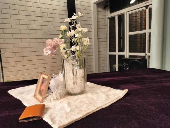  ピアノの上にはお花と写真