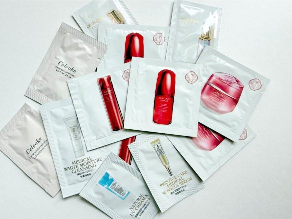 旅行・帰省に便利。「化粧品サンプル、1回で使い切れない問題」セリアの“1個37円クリップ”で一発解決！ 洗面所でのモヤモヤにさよなら