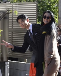 195cm長身、とんでもないショート丈…20歳モデルの“母親の名前”を聞いて納得。佇まいも態度もカッコいい／2025 人気記事top5