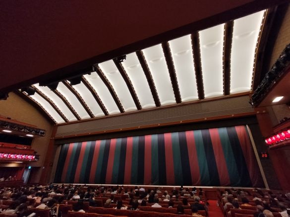  歌舞伎座一階。大変に広い