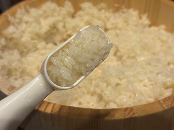 しゃりを詰めた様子