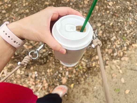 ダイソーの肩がけできる「カップスリーブ」が使える&オシャレ!330円の割に高見えするワケ
