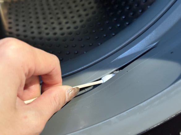 洗濯機のホコリを取る様子