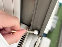 年末、家じゅうの“すきま汚れ”が一気に落ちる気持ちよさ…！ 100均「すきま掃除用綿棒」が、1本2円なのに優秀すぎた