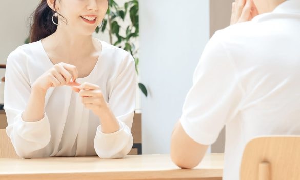 会話するカップル、夫婦