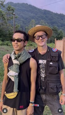 母は人気歌手、父は国際派俳優…25歳俳優の“存在感”。父のインスタ投稿やデビュー作から読み解く